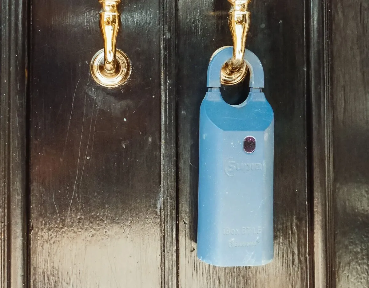 Sef za ključeve obješen na kvaku ulaznih vrata apartmana — najjeftinije rješenje za samostalnu prijavu